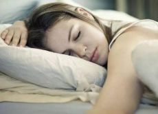 失眠和维生素缺乏有关？2种维生素可以适当补充，或者可以好好睡一觉。