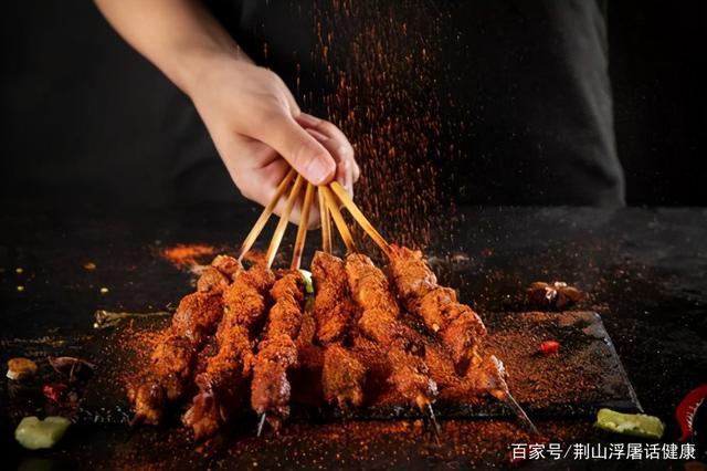 致癌物质是如何致癌的？来源有哪些？医生提醒你远离四种常见致癌物。 