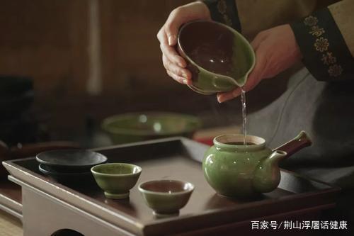 胃不好，喝茶要究原则，喝错了反伤胃，一颗好胃，记住三个原则！ 