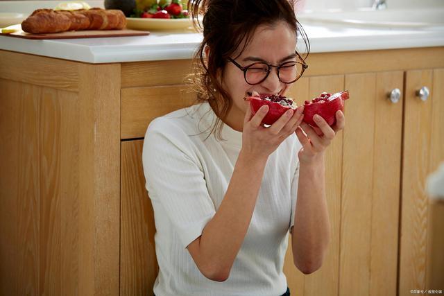 女性更年期容易情绪失控？四个提示帮助你顺利度过更年期。 