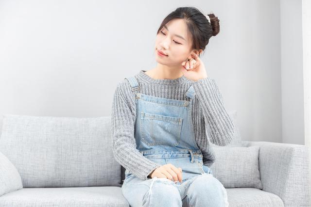 老了，耳背正常吗？做到这四点，提前防止听力下降。 
