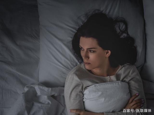 睡觉穿衣服好还是不穿衣服好？裸睡的两个好处，有些人还没有尝试过。 